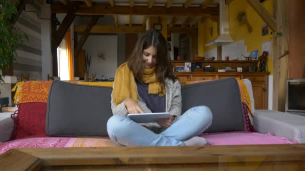 Vrouw die tablet gebruikt — Stockvideo