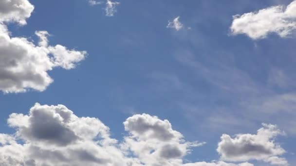 Белые облака на голубом небе — стоковое видео