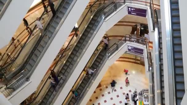 Κυλιόμενες σκάλες σε εμπορικό κέντρο με τους ανθρώπους — Αρχείο Βίντεο