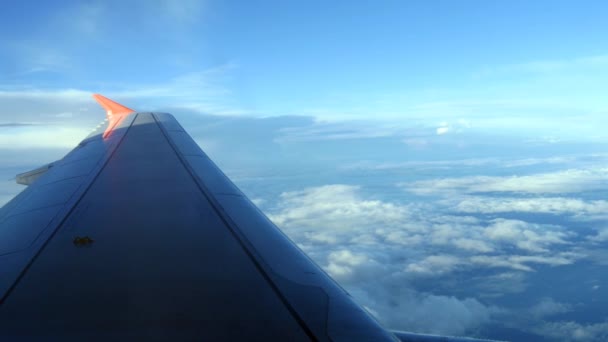 Ala de avión sobre nubes — Vídeos de Stock