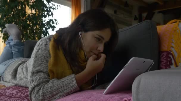 Mujer usando tableta — Vídeo de stock