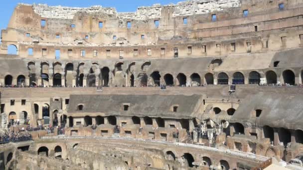 Toeristen wandelen in Colosseum — Stockvideo