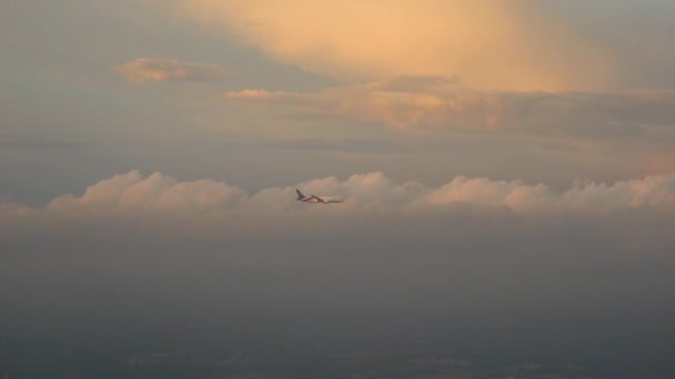 飞机在日落的天空中飞翔 — 图库视频影像