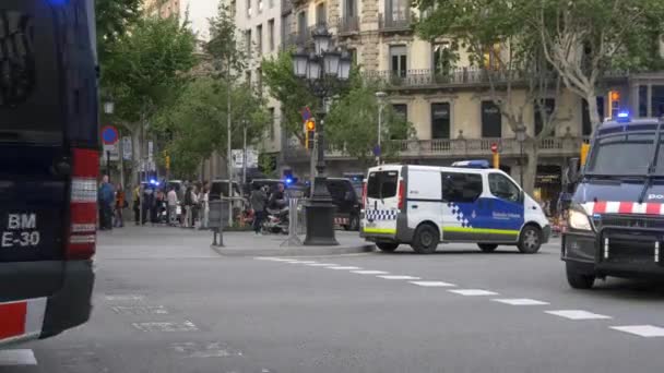 Policía vigilando las calles de Barcelona — Vídeo de stock