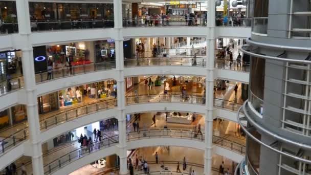 Bevásárlóközpont, a tömeg az emberek — Stock videók
