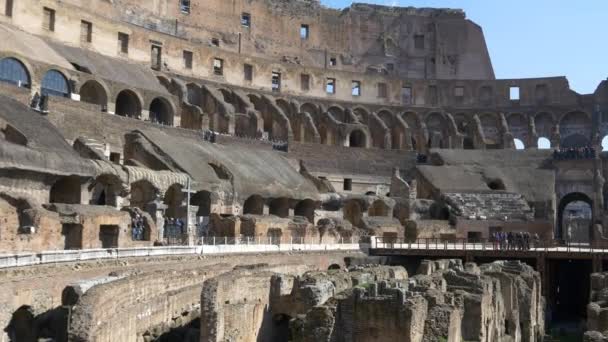 Toeristen wandelen in Colosseum — Stockvideo