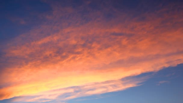 Nuvens do por do sol que se movem no céu — Vídeo de Stock