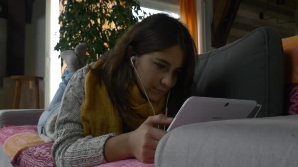 Mujer usando tableta — Vídeo de stock