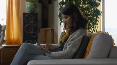  Tablet kullanan kadın