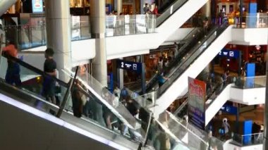 İnsanlar ile alışveriş merkezinde yürüyen merdiven 