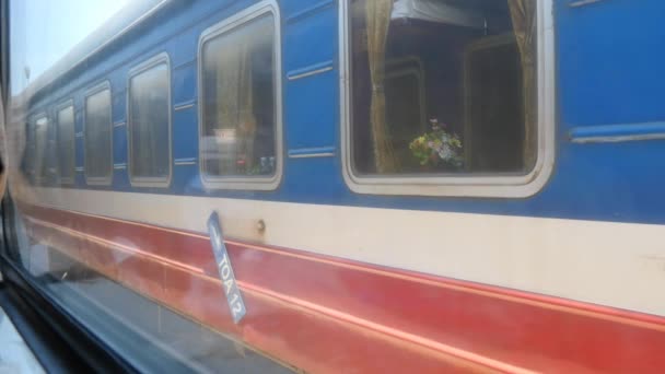 Train en attente sur une gare — Video