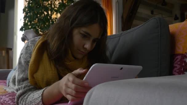 Vrouw die tablet gebruikt — Stockvideo