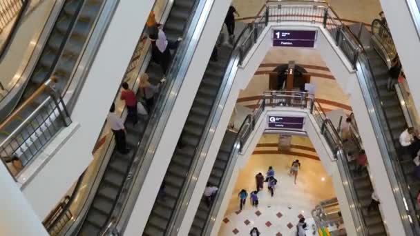 Roltrappen in winkelcentrum met mensen — Stockvideo