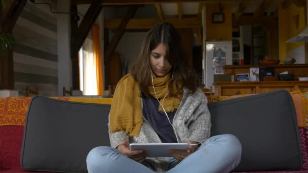 Vrouw die tablet gebruikt — Stockvideo