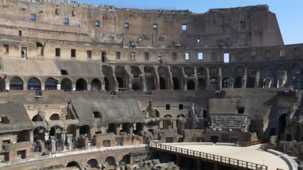 Toeristen wandelen in Colosseum — Stockvideo