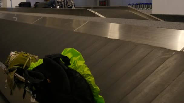Sacos de bagagem em movimento na correia de chegada — Vídeo de Stock