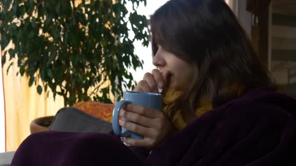 Sjuk kvinna dricka varm vätska — Stockvideo