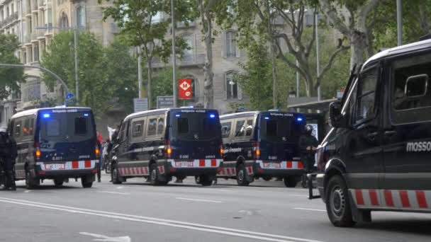 Policía vigilando las calles de Barcelona — Vídeo de stock