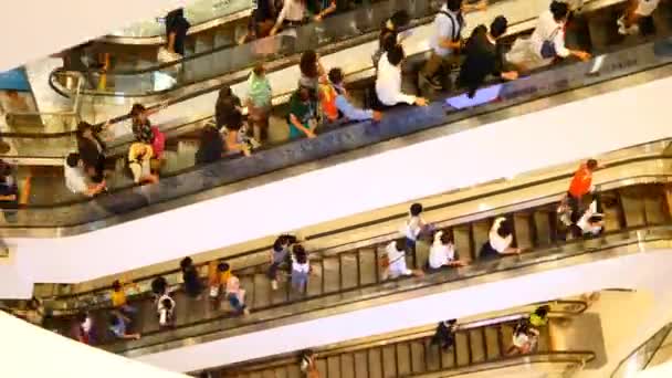 Roltrappen in winkelcentrum met mensen — Stockvideo