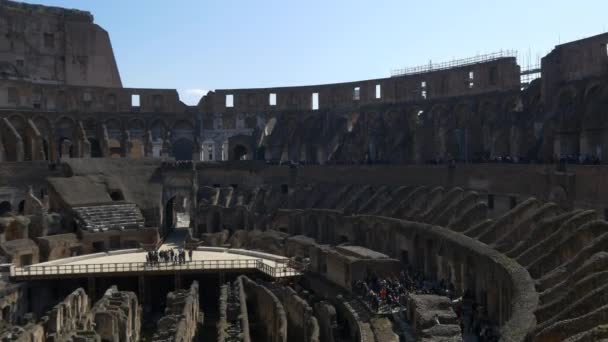 Toeristen wandelen in Colosseum — Stockvideo