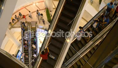 İnsanlar ile alışveriş merkezinde yürüyen merdiven 