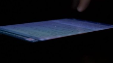 akıllı telefon üzerinde e-posta okuma kişi