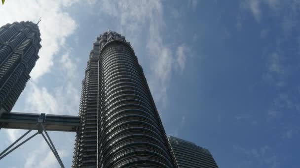 Mraky táhnou od mrakodrapů Petronas Twin Towers — Stock video