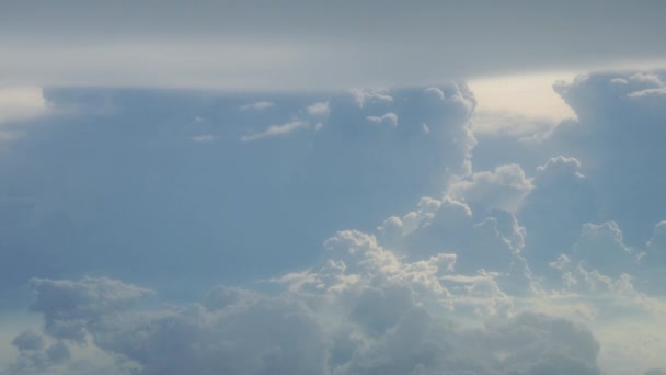 Schöne Wolken am blauen Himmel — Stockvideo