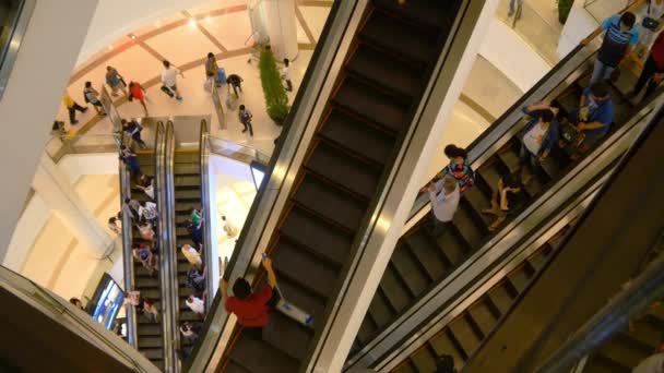 Roltrappen in winkelcentrum met mensen — Stockvideo