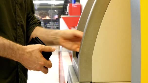Muž, výběr hotovosti z bankomatu — Stock video
