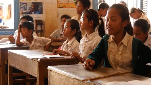 Дети Камбоджи в школе — стоковое видео