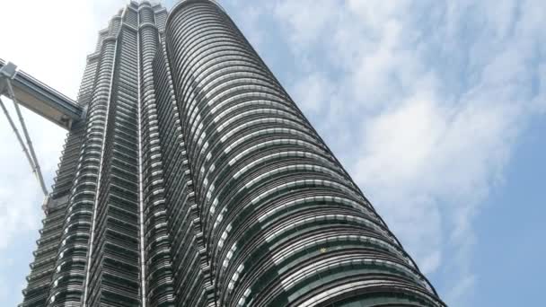 Molnen rör sig av Petronas Twin Towers — Stockvideo