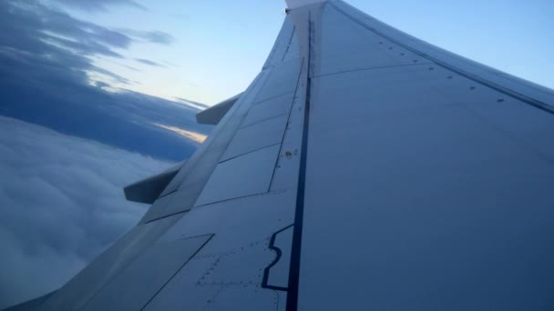 Vliegtuig vleugel met zonsondergang en wolken — Stockvideo