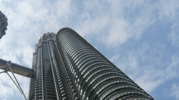 Molnen rör sig av Petronas Twin Towers — Stockvideo