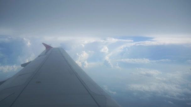 Lentokoneen siipi pilvien yläpuolella — kuvapankkivideo