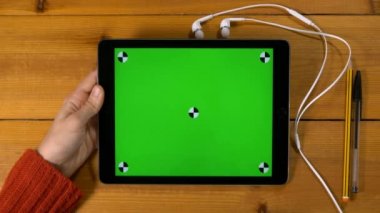 kadın el jestleri tablet yapıyor 