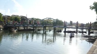 Rıhtımda yürüyen insanlar