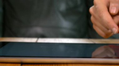 kadın el jestleri tablet yapıyor 