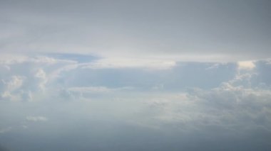 mooie wolken op blauwe hemel
