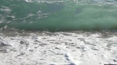 Kumsalda ayrılıyor dalgalar deniz