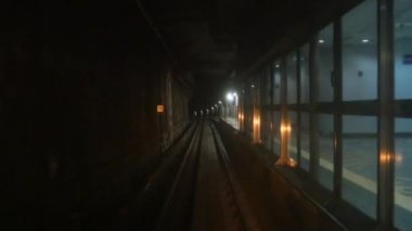 Zaman hızlandırılmış tren tünel içinde hareket