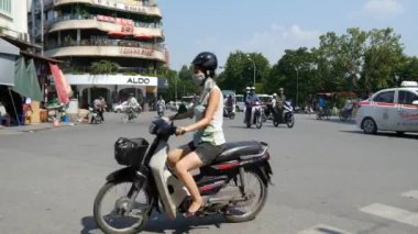 Ho Chi Minh yolu üzerinde kaotik trafik