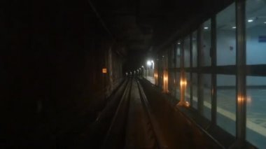 Zaman hızlandırılmış tren tünel içinde hareket