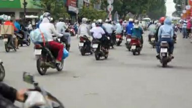 Ho Chi Minh yolu üzerinde kaotik trafik