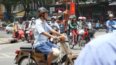 Ho Chi Minh yolu üzerinde kaotik trafik