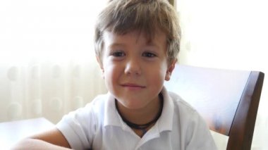 Şirin küçük çocuk.