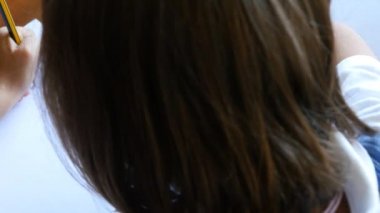 Ödev yapan küçük kız.