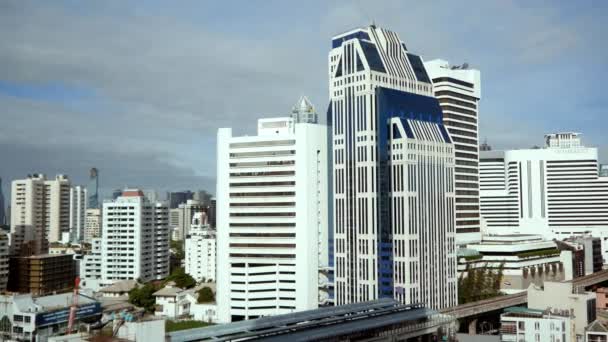 Stadtsilhouette mit Wolkenkratzern in Bangkok — Stockvideo