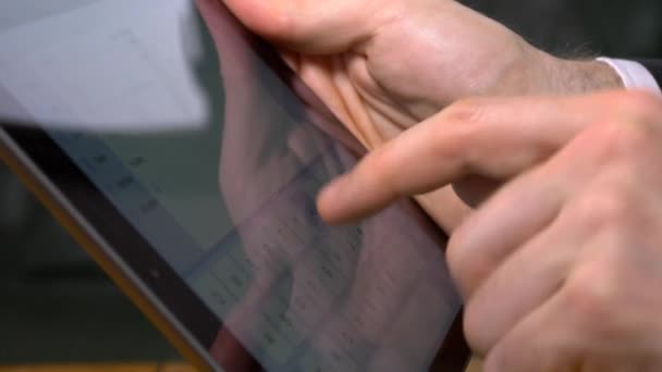 Zakenman die tablet pc gebruikt — Stockvideo