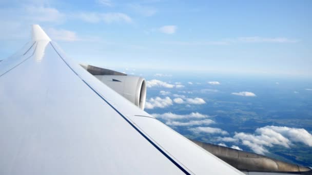 Крило літака над хмарами — стокове відео